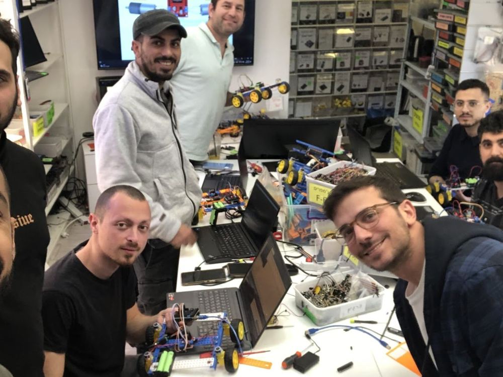 מבוגרים בונים ומתכנתים במעבדה